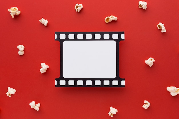 Foto elementos de filme plana leigos sobre fundo vermelho