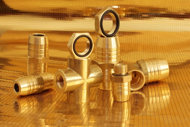 Elementos de vedação peças de metal em fundo amarelo