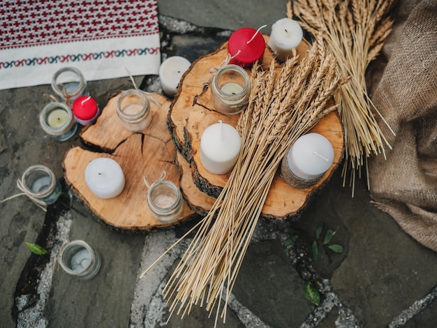 Elementos de decoración de bodas rústicas con madera y telas