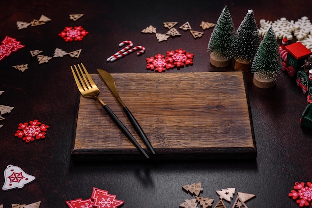 Elementos de decoración navideña, así como pan de jengibre sobre un fondo de hormigón marrón