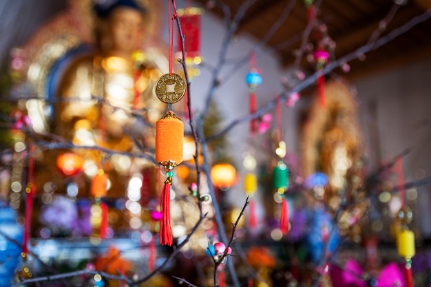 Foto elementos de decoración en un templo budista objetos devocionales en un lugar espiritual