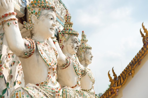 Elementos decorativos en la fachada del Templo Wat Arun del Amanecer en Bangkok, Tailandia