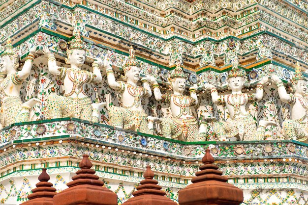 Elementos decorativos na fachada de Wat Arun Temple of Dawn em Bangkok Tailândia