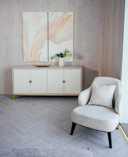 Elementos de estilo escandinavo brillante clásico de lujo moderno salón con detalles de madera, blanco, mármol, muebles nuevos y elegantes, cómoda, sillón acogedor. Diseño interior nórdico minimalista.
