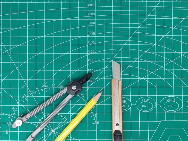 Foto elementos para estudiar y dibujar sobre un tapete de corte verde