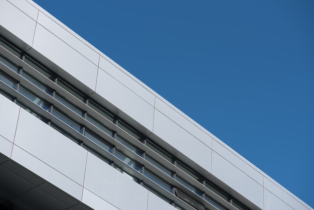 Elementos metálicos de la fachada de un edificio moderno.