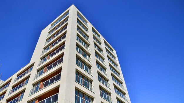 Elementos modernos en la arquitectura contemporánea Detalles arquitectónicos de un edificio de apartamentos moderno