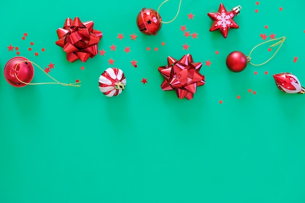 Elementos de Navidad rojo sobre superficie verde