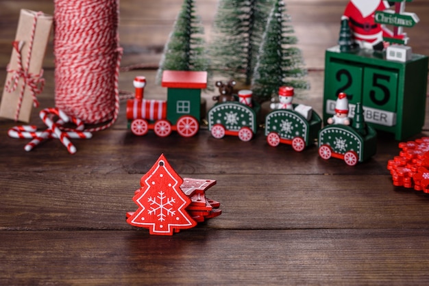 Elementos navideños de decoraciones para decorar el árbol de año nuevo.