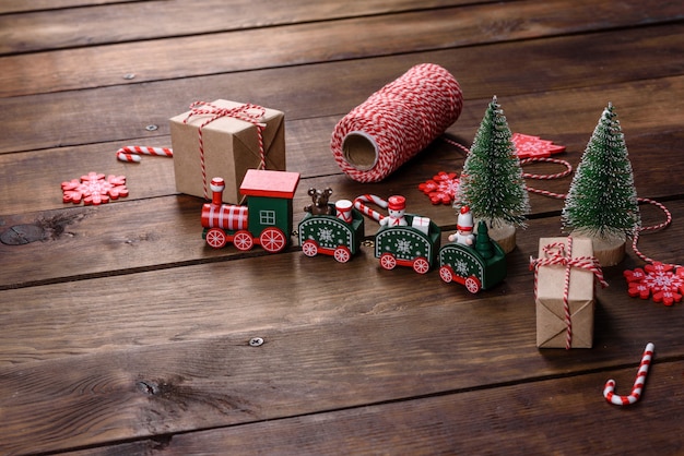 Elementos navideños de decoraciones para decorar el árbol de año nuevo.