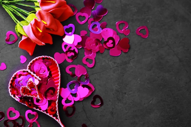 Elementos de papel en forma de corazón sobre fondo de piedra oscura. Concepto de amor y día de San Valentín. Diseño de tarjetas de felicitación de cumpleaños.