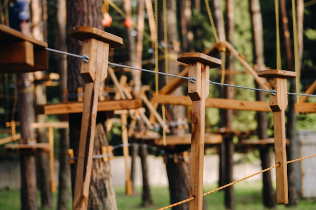 Elementos de un pueblo de cuerdas en el parque Un pueblo de cuerdas vacío en el bosque