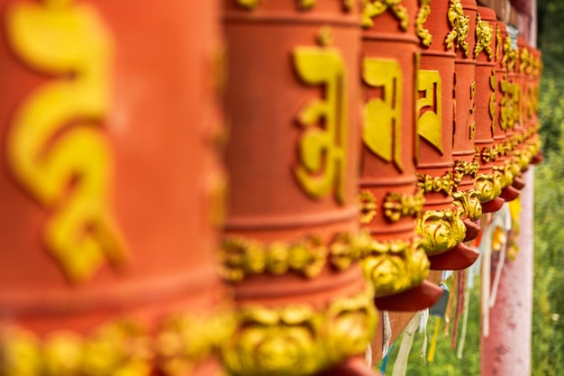 Elementos religiosos giratorios para tocar girar la rueda de oración budista giratoria en budista