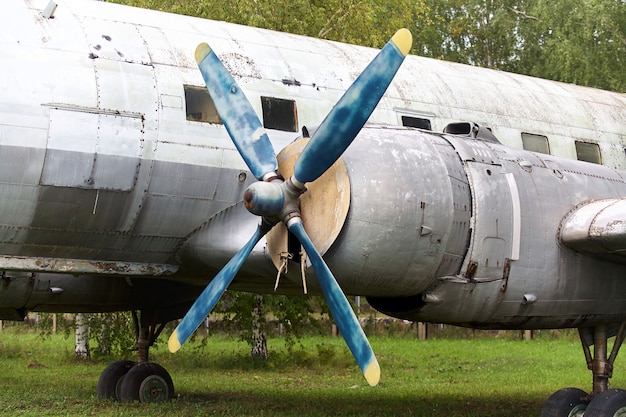 Elementos de un viejo avión militar soviético