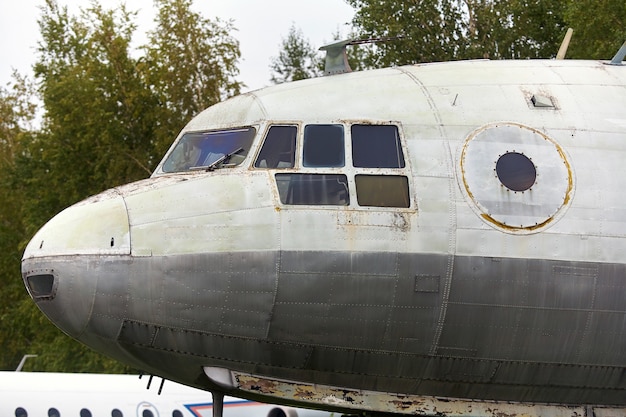 Elementos de un viejo avión militar soviético