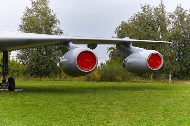 Elementos de un viejo avión militar soviético