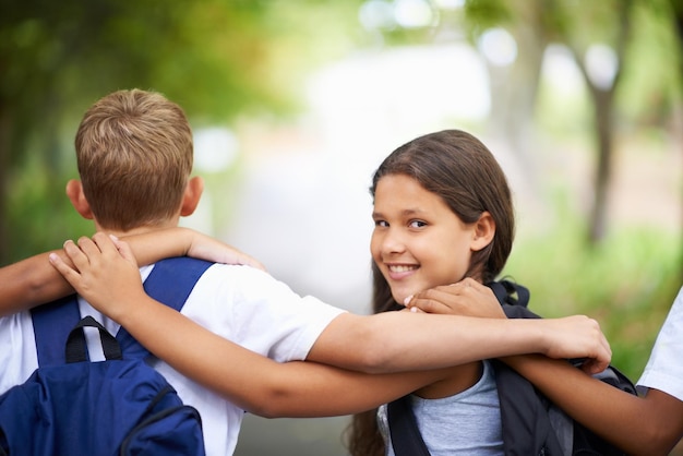 Eles adoram a escola. Tiro recortado de crianças do ensino fundamental.