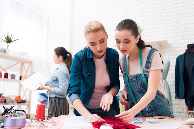 Eles estão escolhendo botões no vestido novo