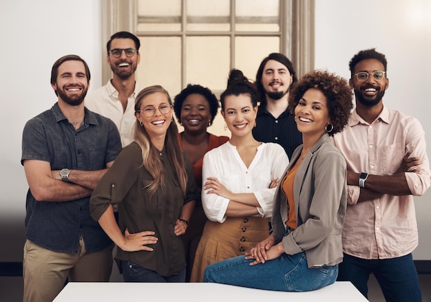 Eles estão prontos para avançar para o sucesso com tenacidade e confiança retrato de um grupo de empresários juntos em um escritório