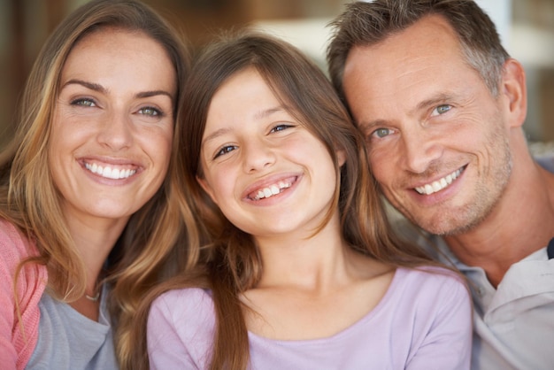 Eles me fazem parecer tão bem Retrato de uma pequena família sorrindo alegremente enquanto passam tempo juntos