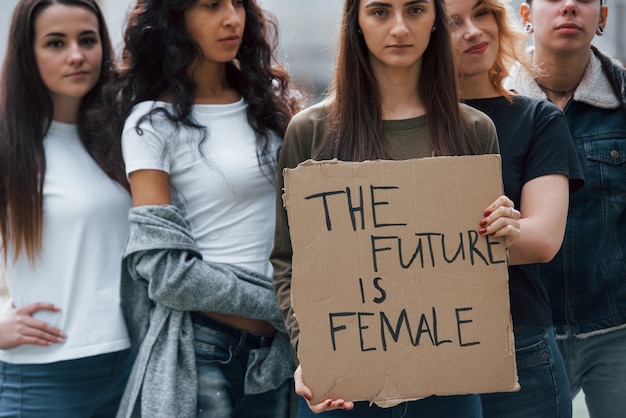 Eles querem ser ouvidos hoje. Grupo de mulheres feministas protestam por seus direitos ao ar livre