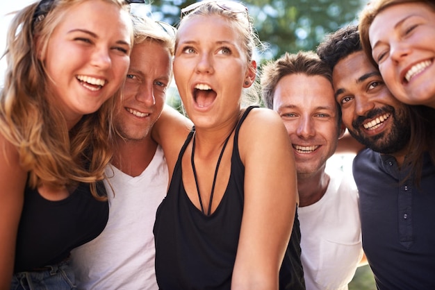 Eles são um grupo único de amigos. Um grupo de amigos sorridentes sentados juntos e curtindo a companhia um do outro.