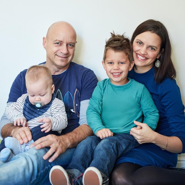 Foto eles são uma família muito feliz retrato de uma família feliz se unindo em casa