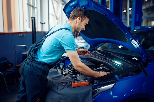 Eletricista automotivo verifica os circuitos elétricos