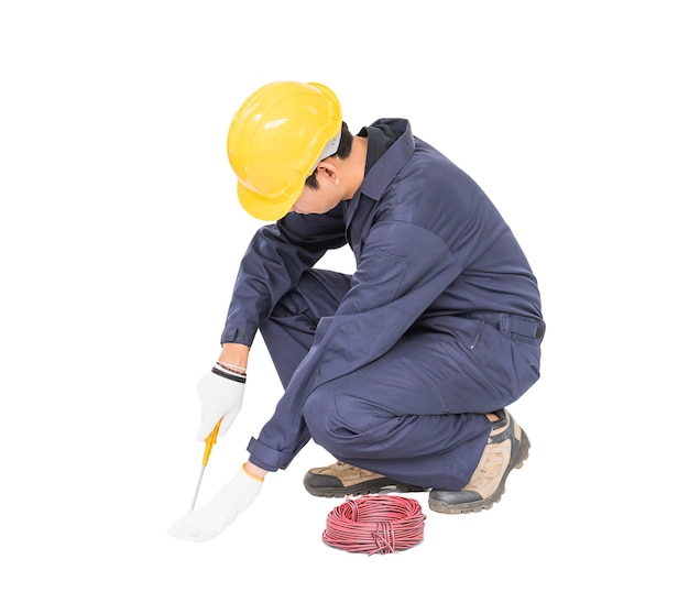 Eletricista em uniforme com monte de fios, isolado em recorte de fundo branco