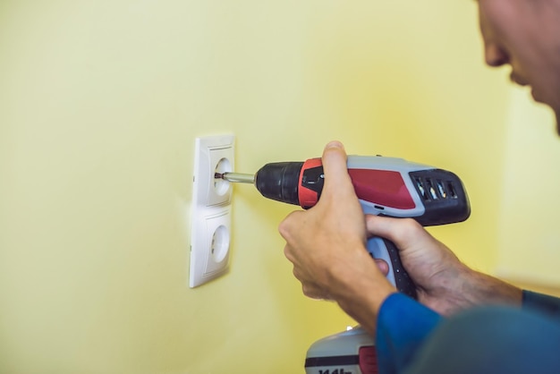 Eletricista instalando soquete na nova casa