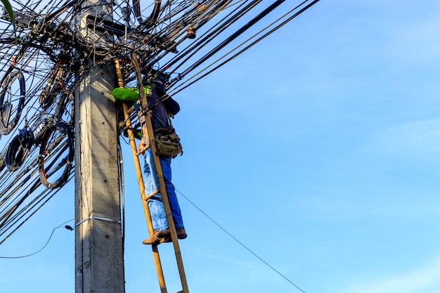 Eletricistas substituindo a alta tensão do cabo de alimentação