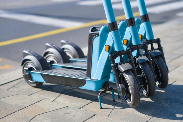 Eletro scooter na rua modo de transporte ecológico transporte para alugar para se deslocar pela cidade tecnologia moderna