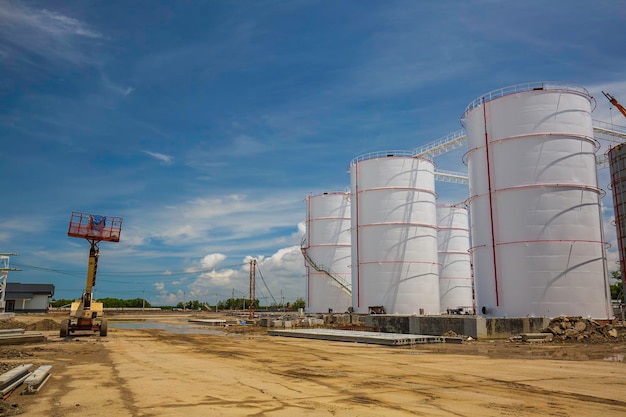 Elevação da lança na construção do novo tanque de óleo