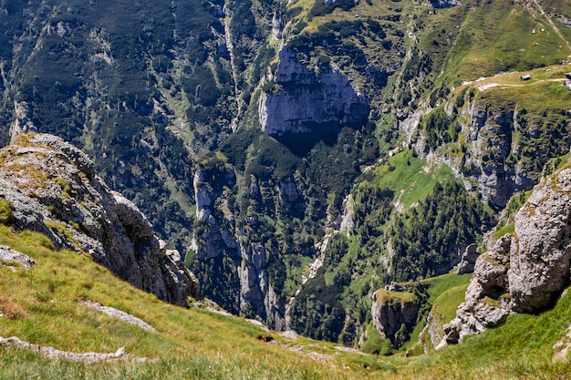 Elevação gigante e vale em caraiman, bucegi