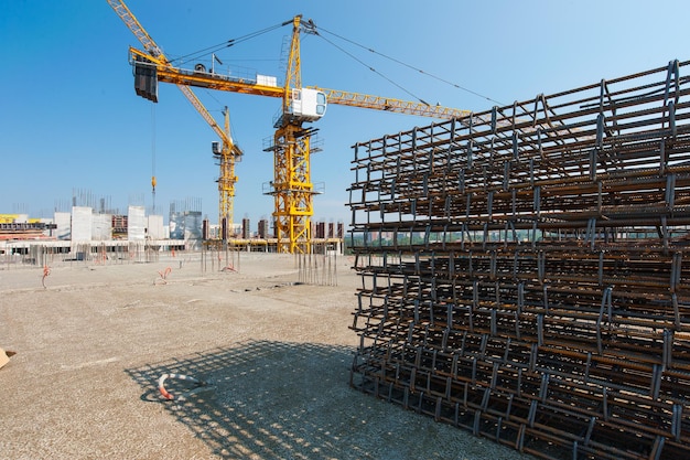 Foto elevación de grúas de construcción y estructuras metálicas en el sitio de construcción