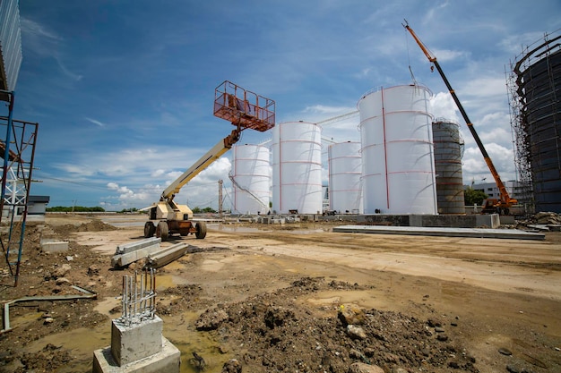 Elevación de pluma en la construcción de nuevos tanques de petróleo