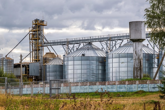 Elevador de celeiro de silos agro com linha de limpeza de sementes em planta de fabricação de agroprocessamento para processamento de limpeza de secagem e armazenamento de produtos agrícolas