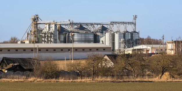 Elevador de celeiro de silos agro em planta de fabricação de agroprocessamento para processamento de secagem, limpeza e armazenamento de produtos agrícolas farinha de cereais e grãos