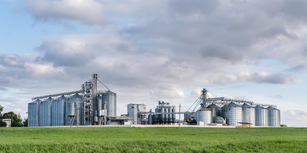 Foto elevador de celeiro moderno e linha de limpeza de sementes silos de prata em agroprocessamento e planta de fabricação para armazenamento e processamento de limpeza de secagem de produtos agrícolas farinha de cereais e grãos