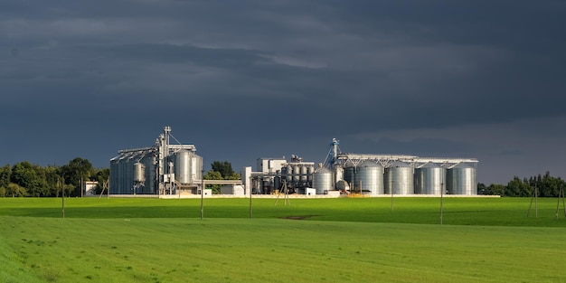 Foto elevador de celeiro moderno e linha de limpeza de sementes silos de prata em agroprocessamento e planta de fabricação para armazenamento e processamento de limpeza de secagem de produtos agrícolas farinha de cereais e grãos