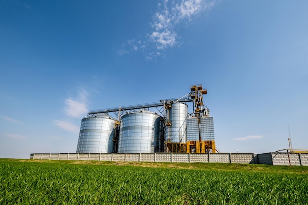 Elevador de celeiro moderno Silos de prata em agroprocessamento e planta de fabricação para processamento de limpeza de secagem e armazenamento de produtos agrícolas farinha de cereais e linha de limpeza de sementes de grãos