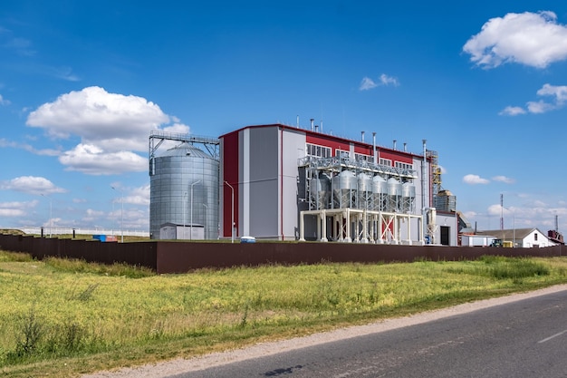 Elevador de celeiro moderno Silos de prata em agroprocessamento e planta de fabricação para processamento de secagem, limpeza e armazenamento de produtos agrícolas farinha de cereais e grãos