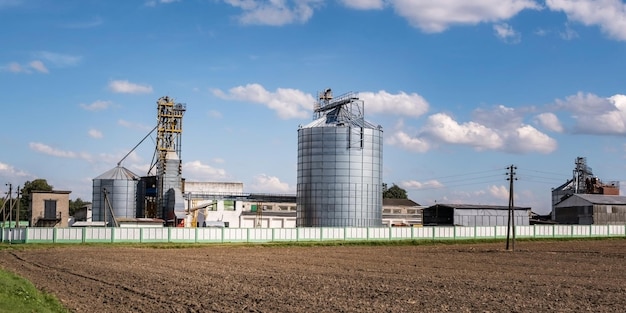 Elevador de celeiro moderno silos de prata em agroprocessamento e planta de fabricação para processamento de secagem, limpeza e armazenamento de produtos agrícolas farinha de cereais e grãos