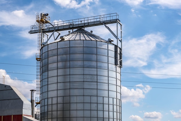 Elevador de celeiro moderno Silos de prata em agroprocessamento e planta de fabricação para processamento de secagem, limpeza e armazenamento de produtos agrícolas farinha de cereais e grãos