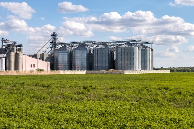 Foto elevador de celeiro moderno silos de prata em agroprocessamento e planta de fabricação para processamento de secagem, limpeza e armazenamento de produtos agrícolas farinha de cereais e grãos