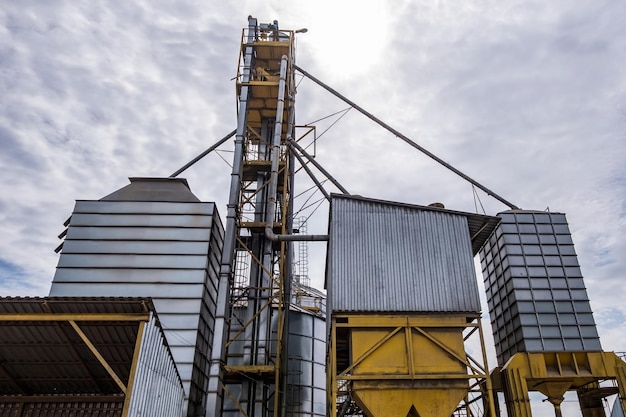 Elevador de celeiro moderno silos de prata em agroprocessamento e planta de fabricação para processamento de secagem, limpeza e armazenamento de produtos agrícolas farinha de cereais e grãos