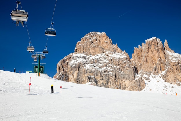 Elevador de esqui na estância de esqui nas Dolomitas