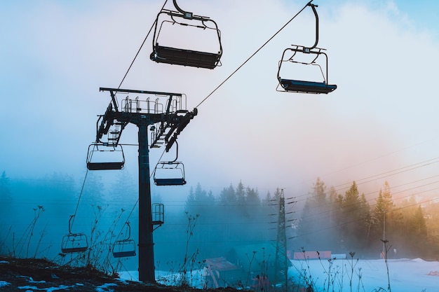 Elevador de esqui na estância de esqui nos Alpes