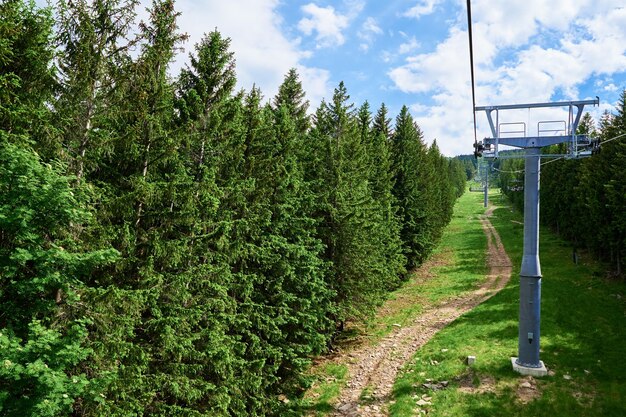 Elevador de esqui no resort de montanhas karpacz na polônia com caminhadas nas montanhas e férias ativas