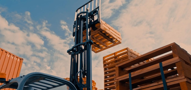 Elevador de forquilha transportando carga no armazém Carregador de forquilha no armazém